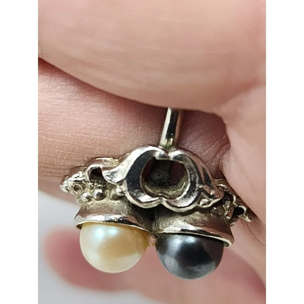 Vintage Silver Metal Adjustable Ring With Black & White Faux Pearls‎